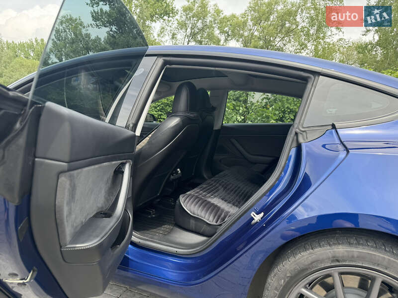 Седан Tesla Model 3 2019 в Івано-Франківську