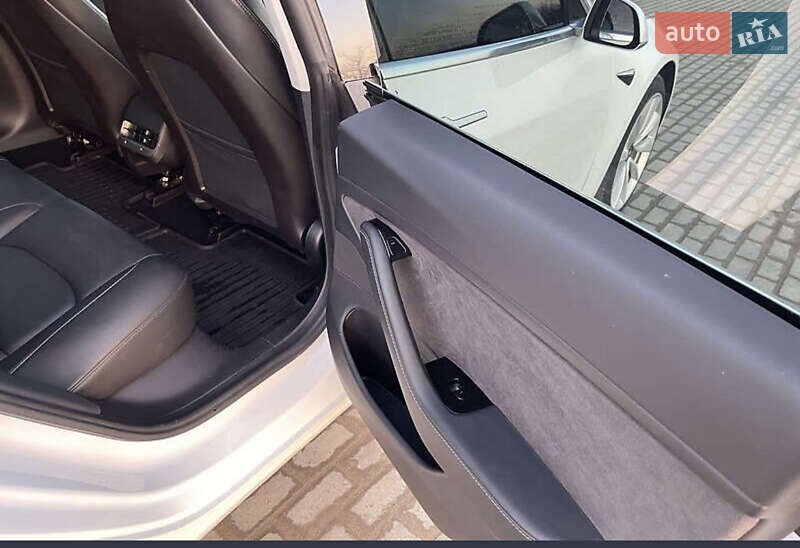 Седан Tesla Model 3 2020 в Млинове