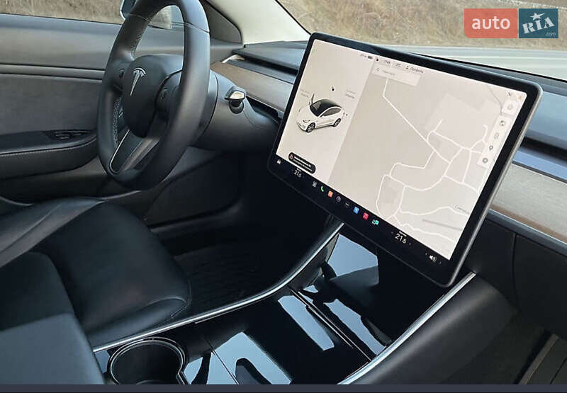 Седан Tesla Model 3 2020 в Млинове