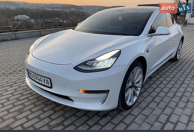 Седан Tesla Model 3 2020 в Млинове