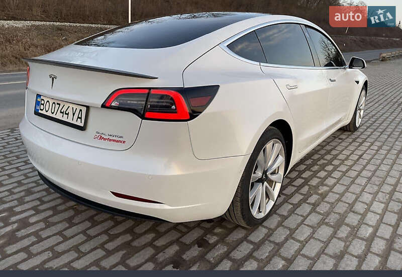 Седан Tesla Model 3 2020 в Млинове