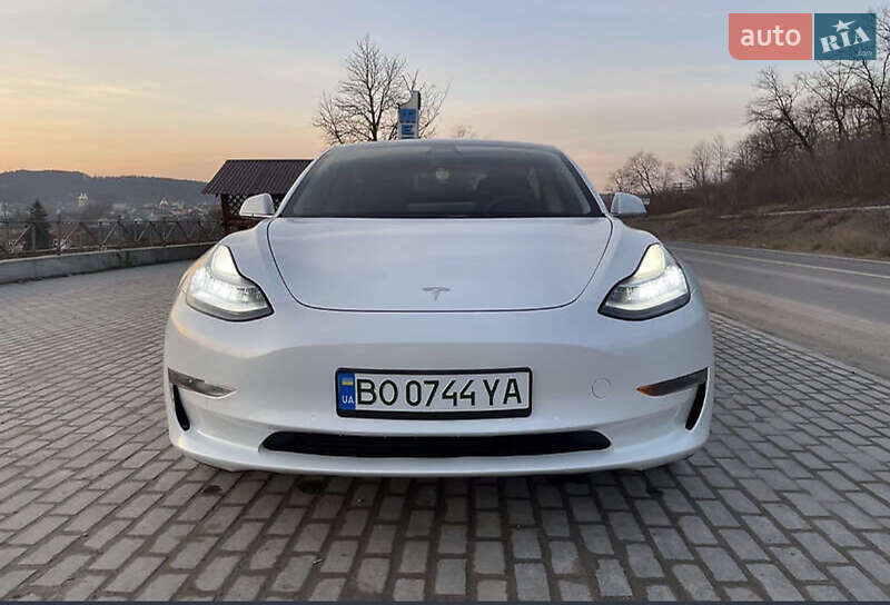 Седан Tesla Model 3 2020 в Млинове