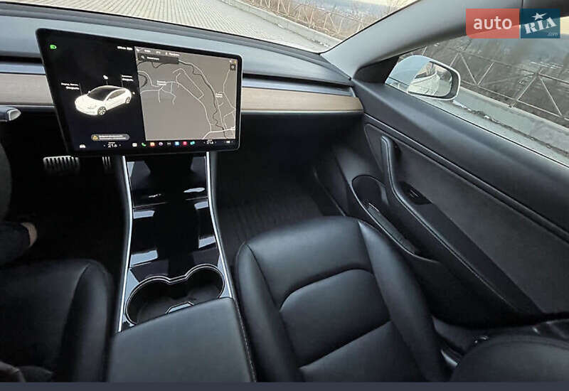 Седан Tesla Model 3 2020 в Млинове