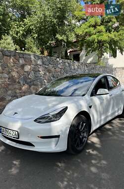Седан Tesla Model 3 2022 в 