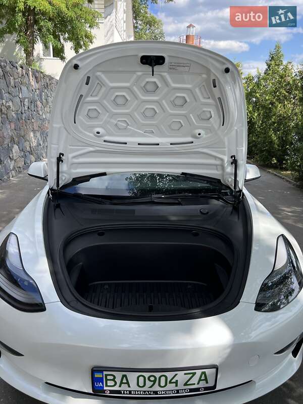 Седан Tesla Model 3 2022 в Кропивницком