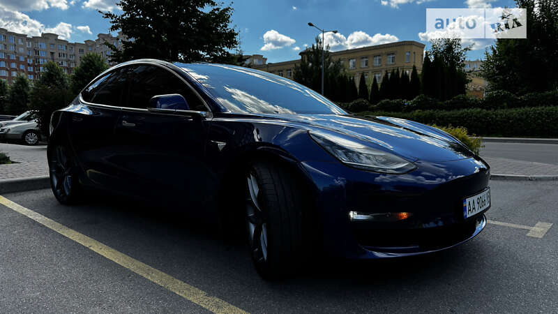 Седан Tesla Model 3 2018 в Киеве