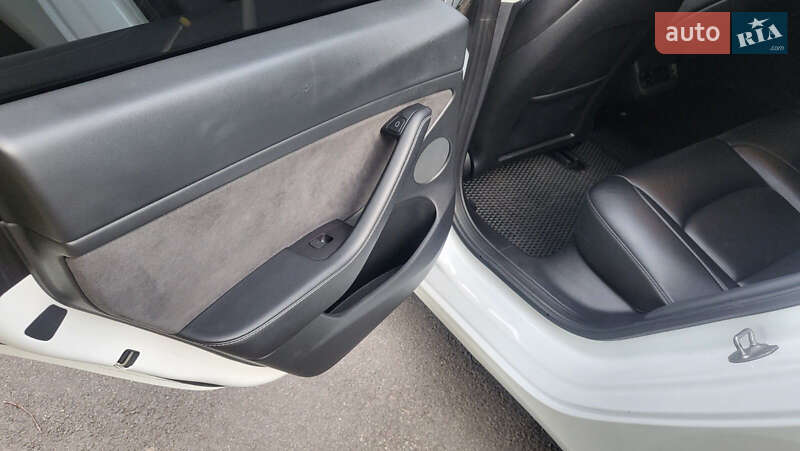 Седан Tesla Model 3 2021 в Виннице