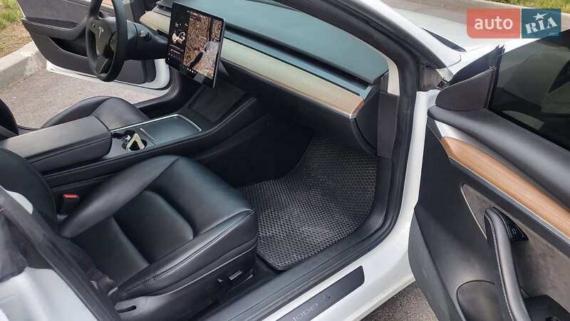 Седан Tesla Model 3 2021 в Виннице