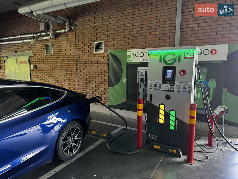 Седан Tesla Model 3 2018 в Ужгороді