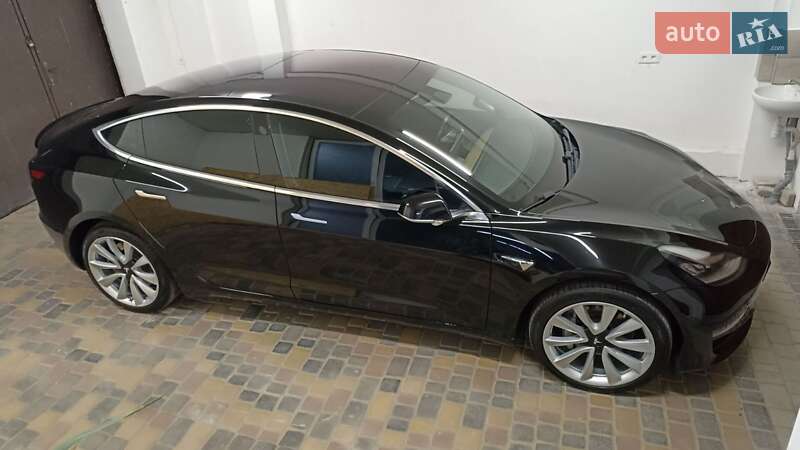 Седан Tesla Model 3 2018 в Умани
