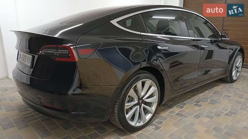 Седан Tesla Model 3 2018 в Умани
