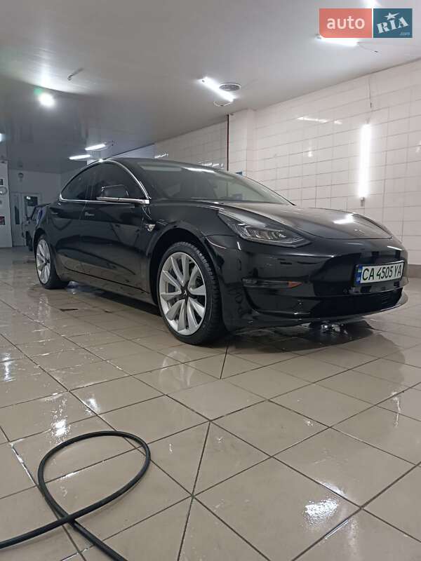 Седан Tesla Model 3 2018 в Умани