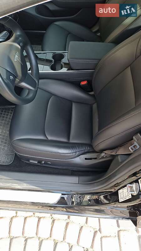 Седан Tesla Model 3 2018 в Умани