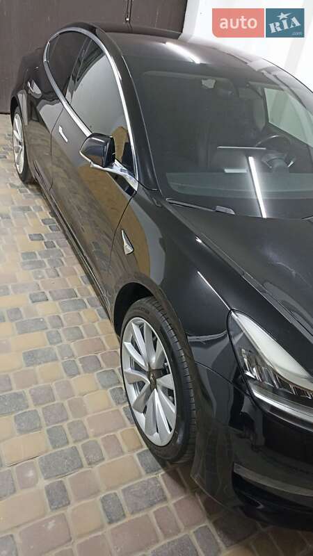 Седан Tesla Model 3 2018 в Умани
