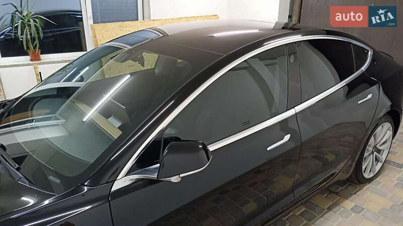 Седан Tesla Model 3 2018 в Умани