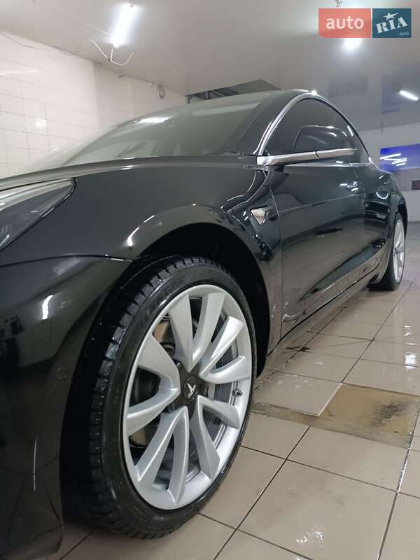 Седан Tesla Model 3 2018 в Умани