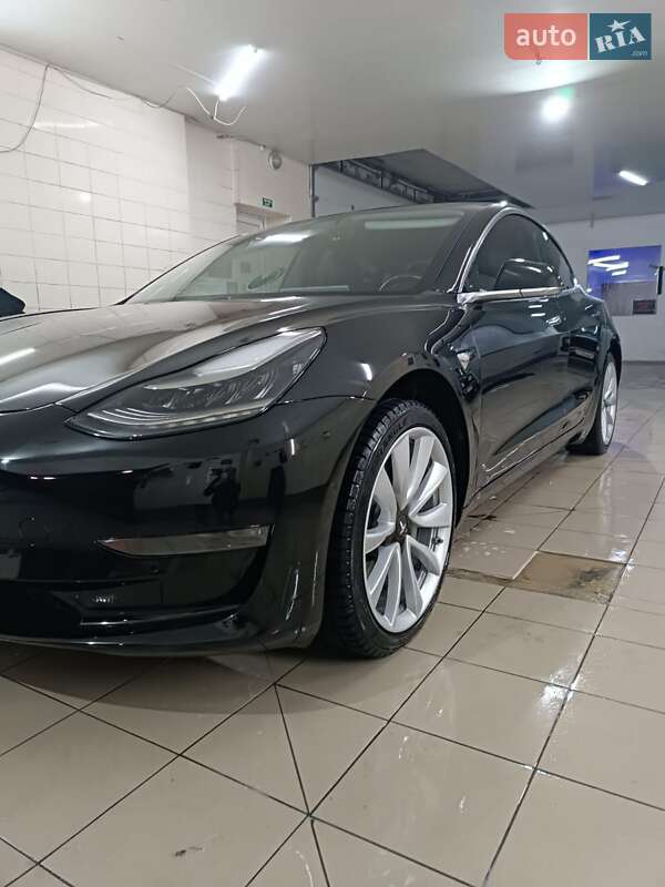 Седан Tesla Model 3 2018 в Умани