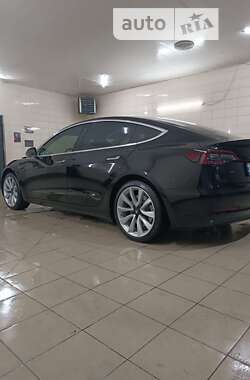 Седан Tesla Model 3 2018 в Умані