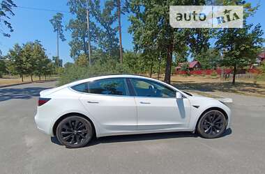 Седан Tesla Model 3 2020 в Бучі