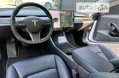 Седан Tesla Model 3 2019 в Чернівцях