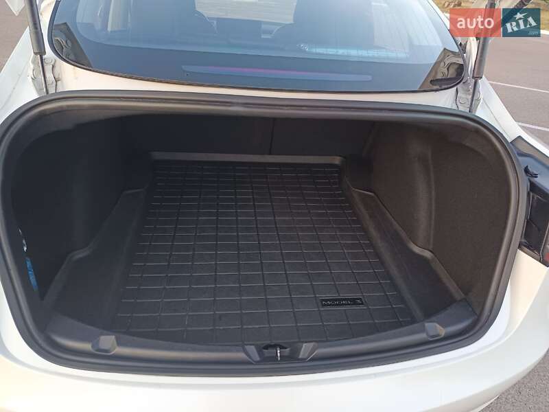 Седан Tesla Model 3 2018 в Житомирі
