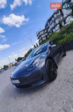 Седан Tesla Model 3 2022 в 