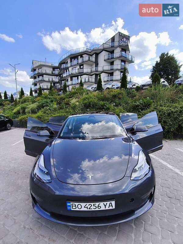 Седан Tesla Model 3 2022 в Почаеве