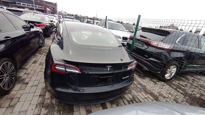 Седан Tesla Model 3 2023 в Львове