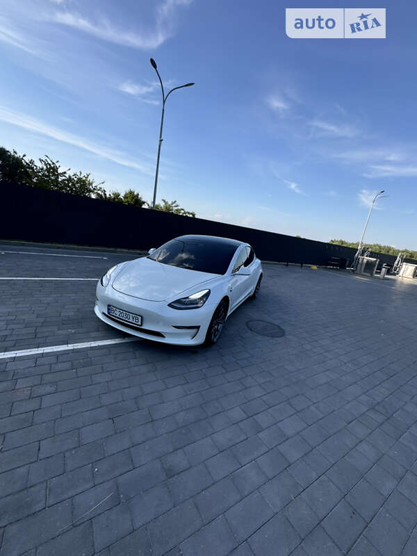 Седан Tesla Model 3 2020 в Шептицькому