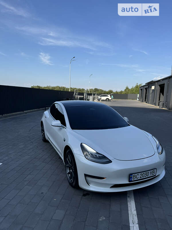 Седан Tesla Model 3 2020 в Шептицькому