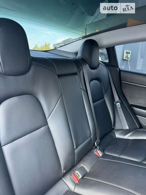 Седан Tesla Model 3 2020 в Шептицькому
