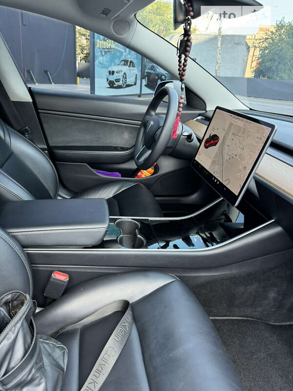 Седан Tesla Model 3 2020 в Шептицькому