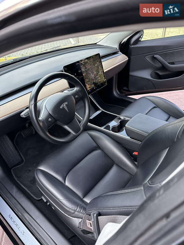 Седан Tesla Model 3 2018 в Ровно