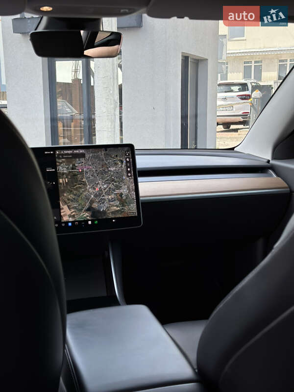 Седан Tesla Model 3 2018 в Ровно