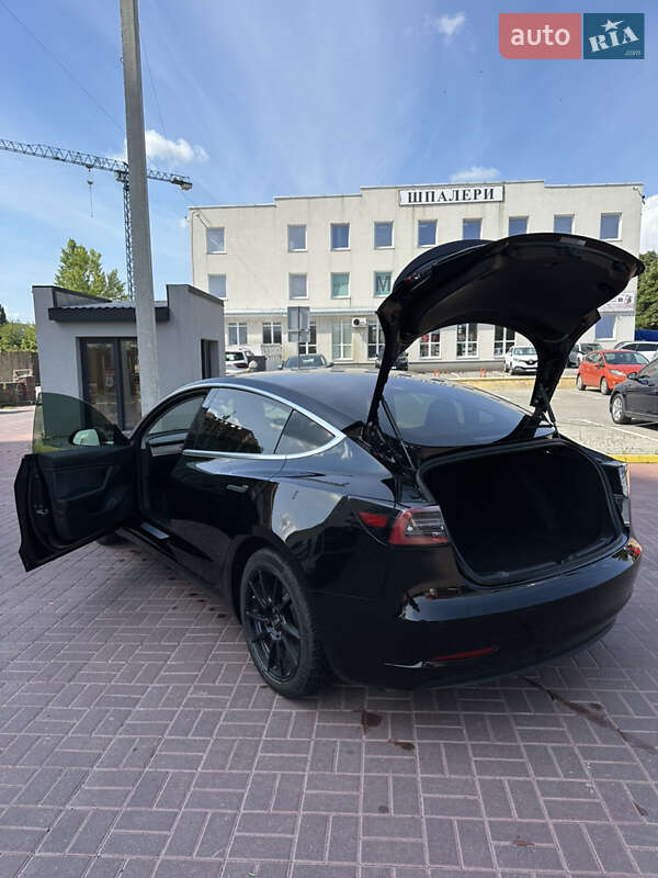 Седан Tesla Model 3 2018 в Ровно