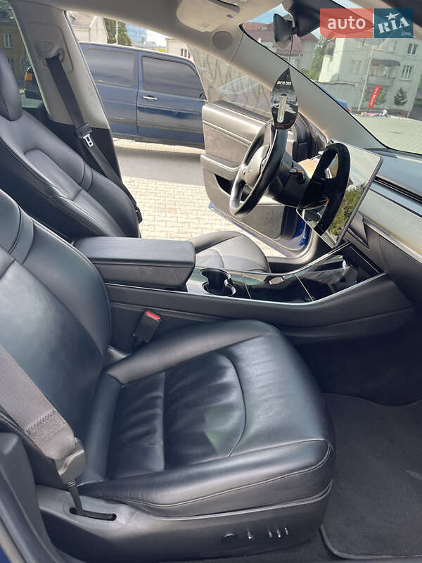 Седан Tesla Model 3 2018 в Львові