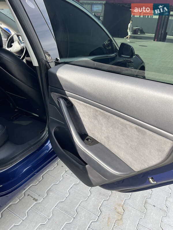 Седан Tesla Model 3 2018 в Львові