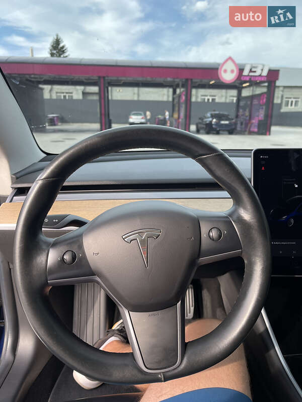 Седан Tesla Model 3 2018 в Львові