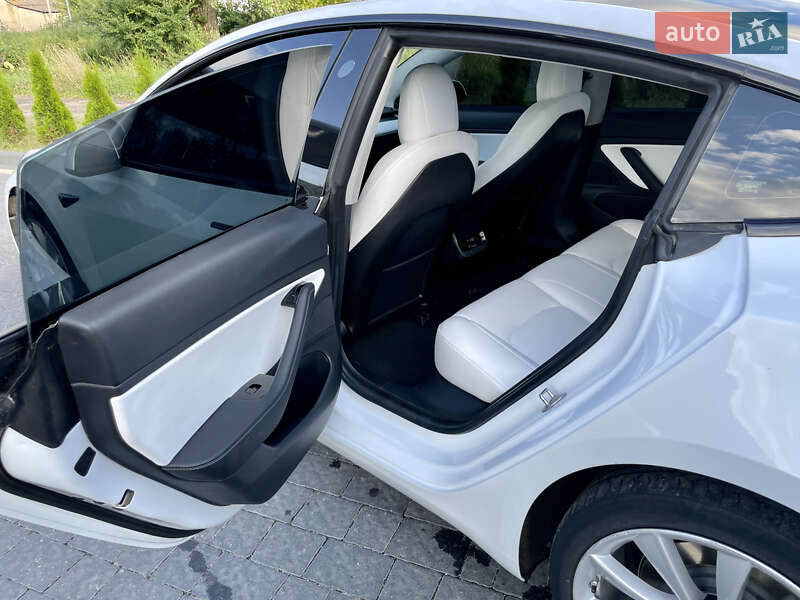 Седан Tesla Model 3 2020 в Самборе