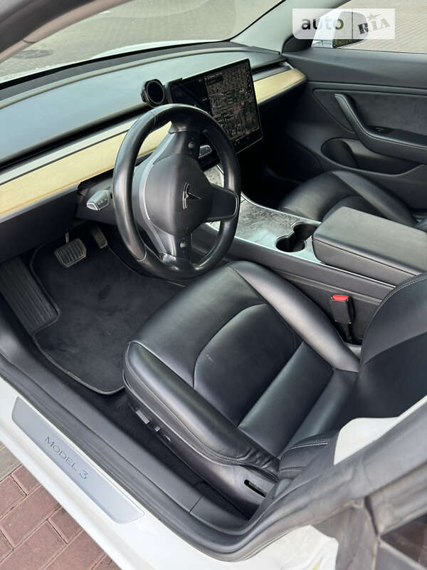 Седан Tesla Model 3 2018 в Черкасах