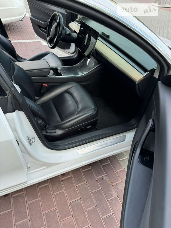 Седан Tesla Model 3 2018 в Черкасах