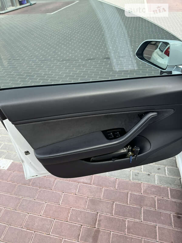 Седан Tesla Model 3 2018 в Черкасах