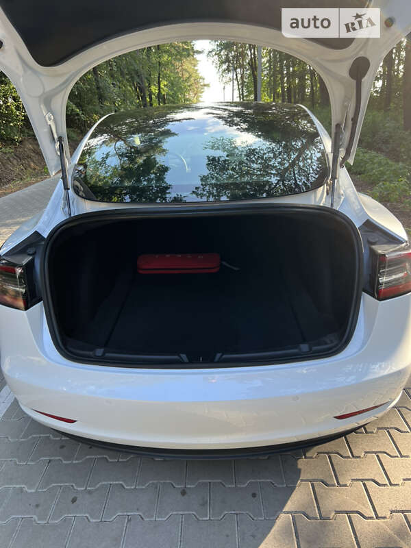 Седан Tesla Model 3 2020 в Львове