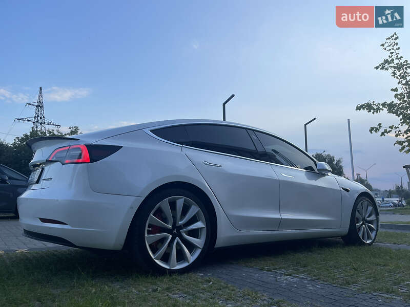 Седан Tesla Model 3 2019 в Львове