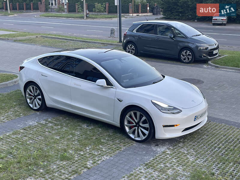 Седан Tesla Model 3 2019 в Львове