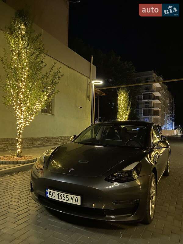 Седан Tesla Model 3 2021 в 