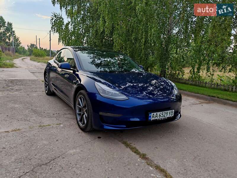 Седан Tesla Model 3 2023 в Золотоноше