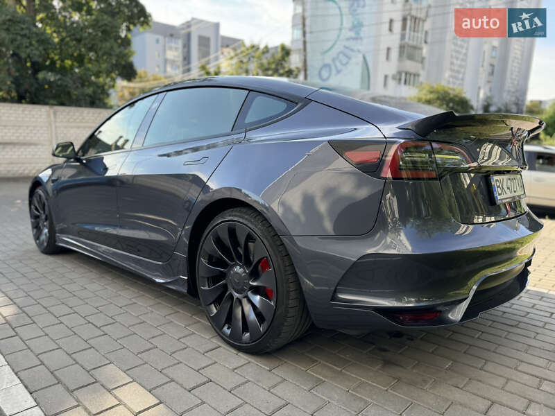 Седан Tesla Model 3 2023 в Ровно