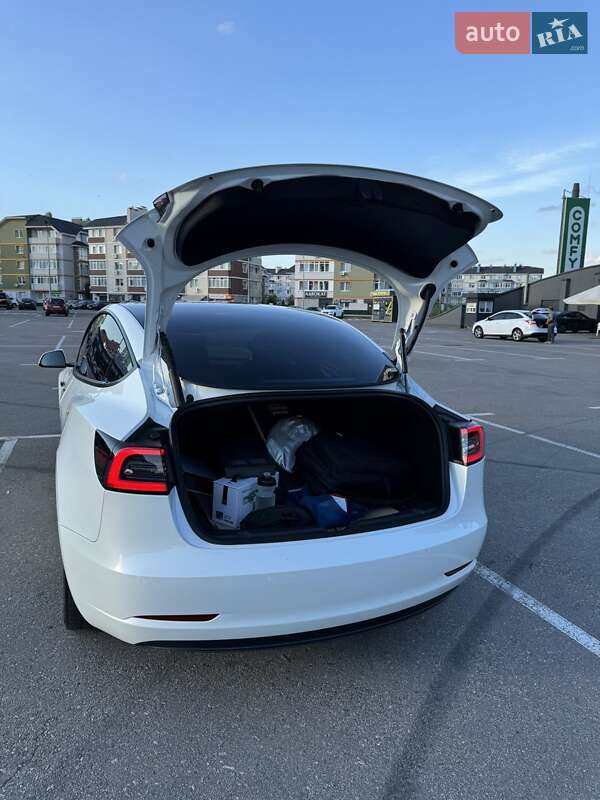 Седан Tesla Model 3 2021 в Киеве