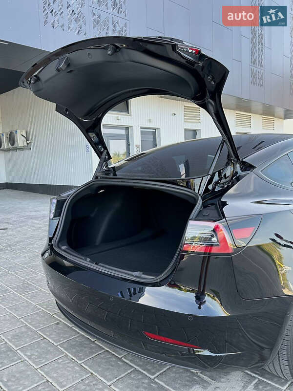 Седан Tesla Model 3 2022 в Рівному